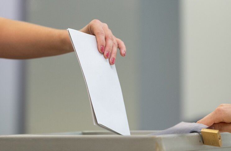 Bürgermeisterwahl in Penig: Wahlbeteiligung um 15 Uhr bei über 50 Prozent - Laut Penigs Stadtsprecherin Manuela Tschök-Engelhardt nutzten bis 15 Uhr rund 2000 Wähler die Möglichkeit, ihre Stimme in einem der zehn Wahllokale abzugeben. 