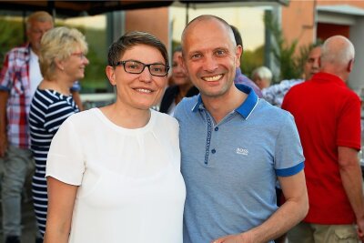 Bürgermeisterwahl: Jörg Schmeißer gewinnt Meerane im ersten Wahlgang - Das Siegerlächeln aus Meerane: Jörg Schmeißer freut sich mit seiner Ehefrau Judith über den Wahlsieg. 