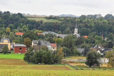 Bürgermeisterwahl: Neukirchener werden bald an die Urnen gerufen - Blick auf die Gemeinde Neukirchen, deren Einwohner am 18. August an die Urnen gerufen werden.