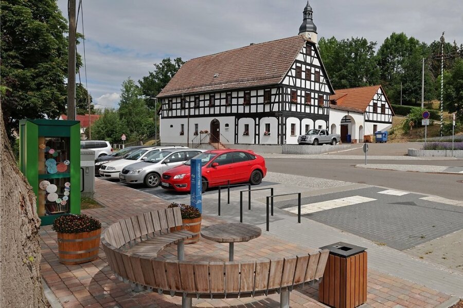 Blick auf die Ortsmitte von Schönberg mit Gemeindeverwaltung und neu entstandenen Dorfplatz. 