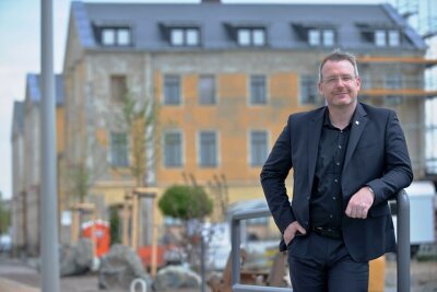 Bürgermeisterwahlen 2022: Freibergs OB Sven Krüger will es wieder wissen - Sven Krüger (parteilos) vor dem Freiberger Bahnhofsgebäude, das saniert wird.