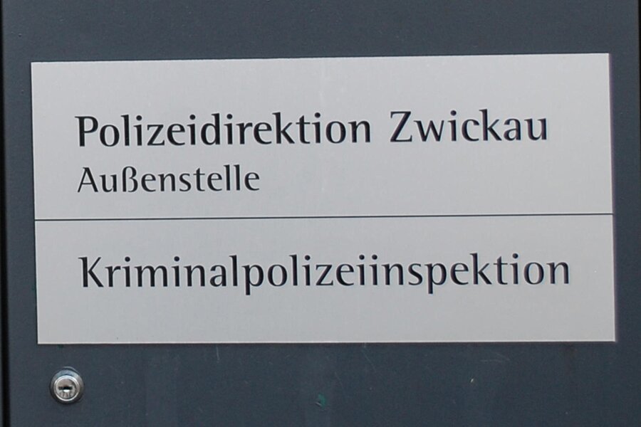 „Bürgermobil“ der AfD in Glauchau-Jerisau beschädigt - Die Zwickauer Kriminalpolizei sucht Zeugen.