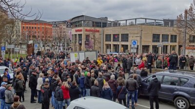 Bürgerplattform demonstriert gegen zunehmende Kriminalität in Plauen - Geschätzte 300 Demonstranten waren bei der Kundgebung am Plauener Wendedenkmal anwesend.