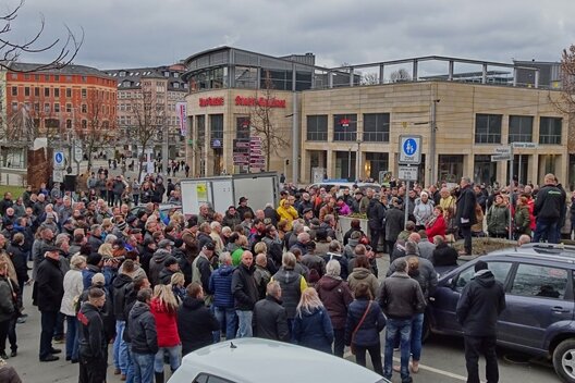 Bürgerplattform demonstriert gegen zunehmende Kriminalität in Plauen - Geschätzte 300 Demonstranten waren bei der Kundgebung am Plauener Wendedenkmal anwesend.