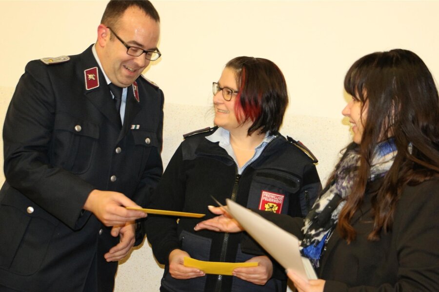 Bürgerpreis für Feuerwehr-Ehepaar in Pausa-Mühltroff - Tanja und Ralf Weber erhalten Glückwünsche von Anja Geitner (rechts) von der Sparkasse Vogtland.