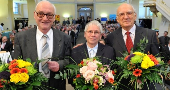 Bürgerpreis: Stadtrat lehnt Änderungsvorschlag ab - Linke-Stadträtin Ruth Kretzer-Braun (Mitte) und Johannes Kretzer (rechts) waren als Ehepaar mit dem Bürgerpreis 2008 ausgezeichnet worden - ebenso wie Hans-Werner Thümmrich (links). 