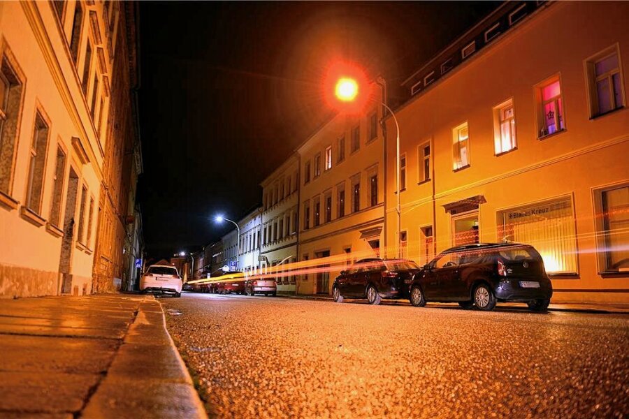 Bürgerproteste haben Erfolg: Hainichen lässt das Licht nachts länger an - Hainichen mit Straßenbeleuchtung, hier die Gellertstraße. Künftig wird das Licht nur noch von 0.30 Uhr bis 3.45 Uhr ausgeschaltet. Aktuell gibt nur wenige Lampen mit LED-Technik, auch das soll sich ändern.