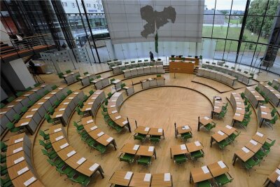Bleibt der Sächsische Landtag weiter außen vor oder kann er über die Corona-Regeln mitreden? Aus mehreren Fraktionen kommt die Forderung, die Abgeordneten mehr zu beteiligen. 