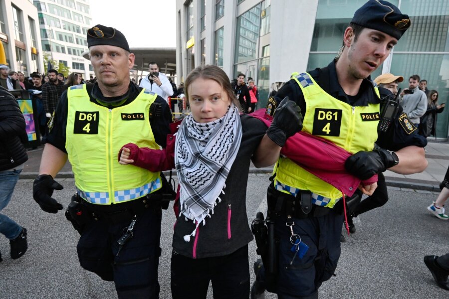 Buhrufe, Rauswurf, Festnahmen: Eklats bei ESC-Finale - Polizisten führten Klimaaktivistin Greta Thunberg vom Platz vor der Arena ab.