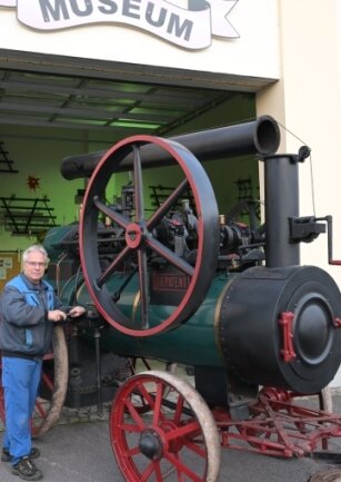 Vereinsmitglied Stephan Schellenberger mit der Lanz-Dampflokomobile von 1911, die am Sonntag in Betrieb gezeigt wird. 