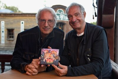 Bulldozers Hausband: Die Oliver Onions sind zurück! - Guido (rechts) und Maurizio de Angelis mit ihrem neuen Oliver-Onions-Album "Future Memorabilia". Die Platte gibt es auf CD und Vinyl. 