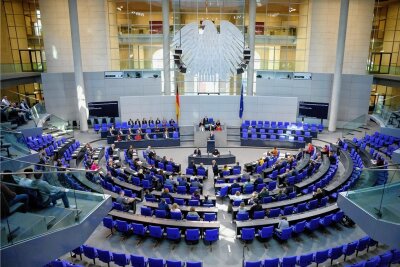 Bund pumpt erneut die Kapitalmärkte an - Ein Blick in den Plenarsaal des Deutschen Bundestages, in dem über den Etat 2023 debattiert worden ist. Am Rednerpult spricht Bundesfinanzminister Christian Lindner (FDP). 