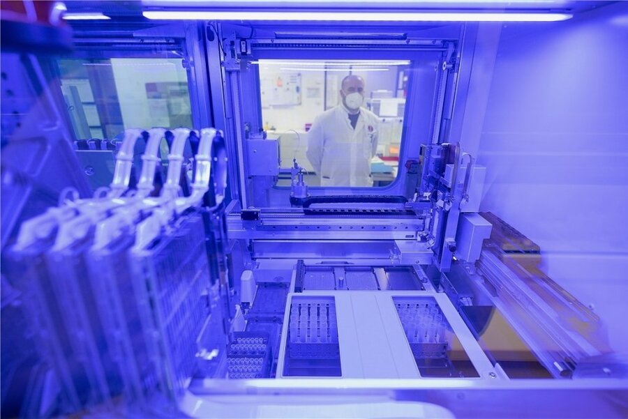 Ein Automat führt in einem hessischen Labor PCR-Tests durch. Die Auslastung ist hoch. 