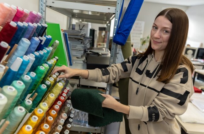 Marie Schubert hat ihre Ausbildung zur Produktgestalterin Textil im Vorjahr nicht nur als Landes-, sondern sogar als Bundesbeste beendet. Sie lernte und arbeitet in der Ellefelder Stickerei Rahmig und Partner. 