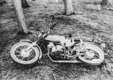 Bundesgerichtshof beschäftigt sich mit Mordfall Wunderlich - Der Tatort, wie ihn die Polizei am 10. April 1987 vorfand. Heike Wunderlich war mit dem Simson-Moped unterwegs, bevor sie ermordet wurde.