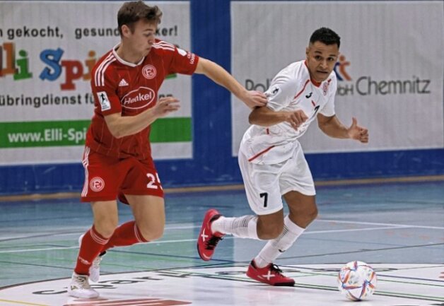 Bundesliga-Spiel eröffnet langen Futsal-Sonntag - Gegen Düsseldorf ließen sich Paulo Garibaldi (r.) und seine Teamkollegen von HOT 05 Futsal nicht aufhalten. Auch gegen Penzberg will Hohenstein-Ernstthal nicht stolpern. 