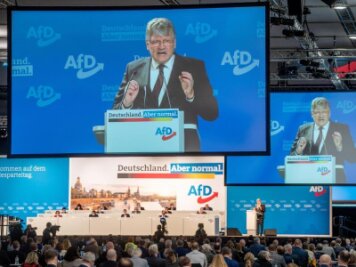            Jörg Meuthen spricht in der Dresdener Messehalle beim Bundesparteitag der AfD zu den Delegierten.