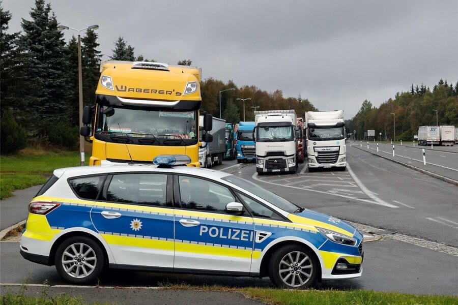 Bundespolizei greift in Chemnitz und dem Erzgebirge über 60 illegal Eingereiste auf - Die Bundespolizei registriert an der B 174 (im Foto Reitzenhain im Herbst 2022) vermehrt Schleuseraktionen.