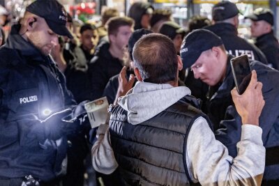 Bundespolizei: Handyüberwachung, Einsatz von Drohnen und mehr Transparenz - Bundespolizisten durchsuchen an einer Kontrollstelle im Hauptbahnhof Hamburg Personen nach Waffen.
