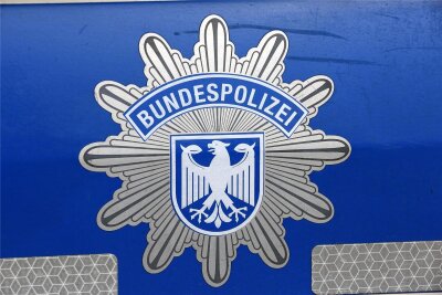 Bundespolizei nimmt im Vogtland einen Mann fest - Bundespolizisten haben am Donnerstag im Vogtland im Zug einen Mann festgenommen.