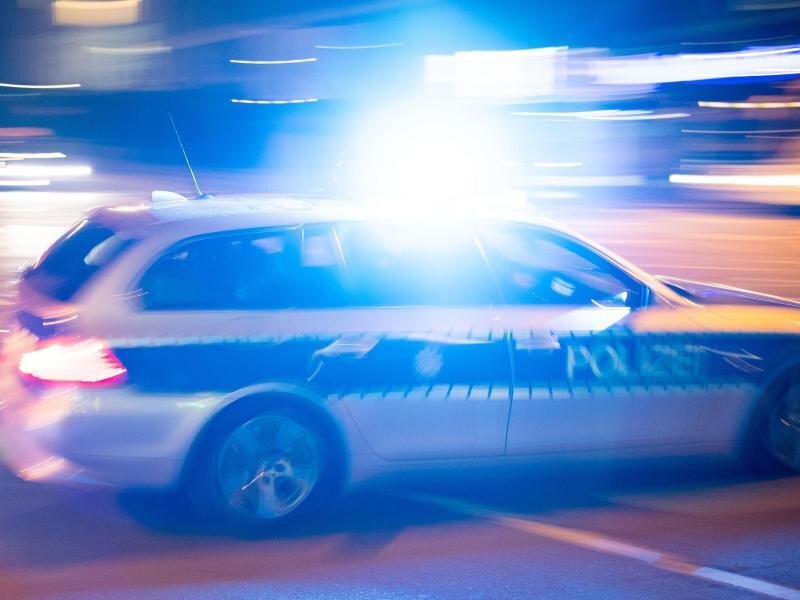 Bundespolizei stellt mutmaßliche Fahrzeug-Diebe -             Ein Polizeiauto fährt unter Einsatz von Blaulicht und Sirene eine Straße entlang.