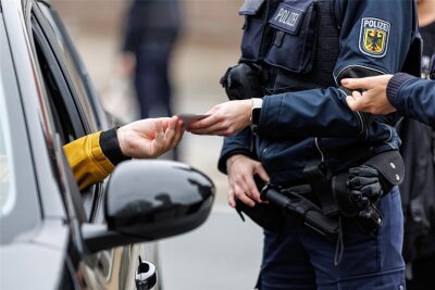 Bundespolizei vollstreckt mehrere Haftbefehle im Erzgebirge - Der Bundespolizei sind bei Kontrollen in Reitzenhain mehrere gesuchte Personen ins Netz gegangen.
