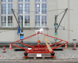 Bundespolizeiinspektion Chemnitz klärt an Schulen über Gefahren des Bahnstroms auf - Das Bahnstrommodell im Einsatz an einer Schule.