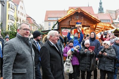Bundespräsident adelt Christmarkt in Freiberg - Bundespräsident Frank-Walter Steinmeier (vorn, 2. von links) hat am 6. Dezember dieses Jahres in Freiberg den Christmarkt besucht. Links neben ihm Oberbürgermeister Sven Krüger (parteilos). 