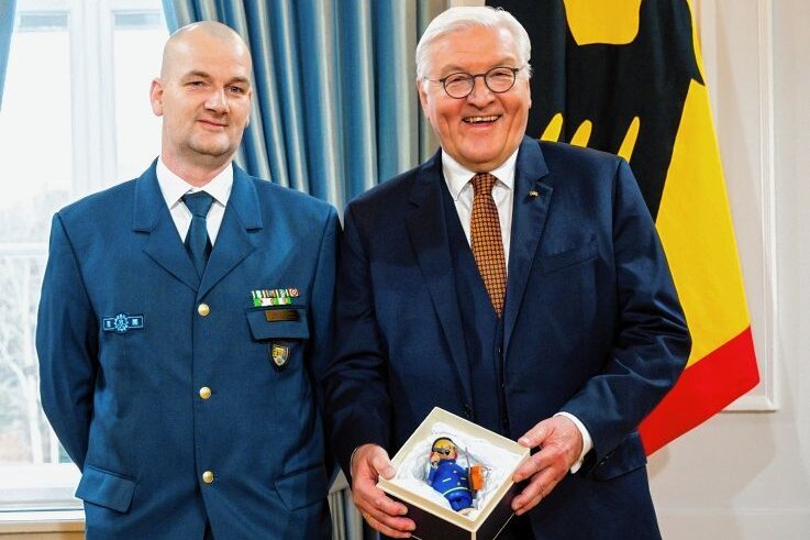 Bundespräsident erhält THW-Räuchermännchen - Bundespräsident Frank-Walter Steinmeier (r.) hat von Martin Dittrich aus Schneeberg ein THW-Räuchermann erhalten. 