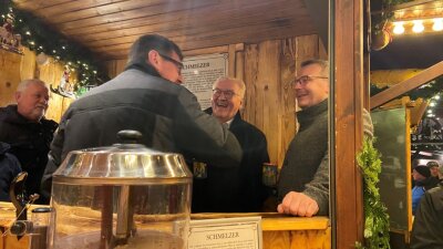 Bundespräsident Steinmeier in Freiberg auch am Glühweinstand zu Besuch - 