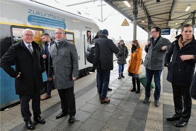 Bundespräsident Steinmeier trifft in Freiberg ein - Bei seiner Ankunft auf dem Bahnhof von Freiberg wurde Bundespräsident Frank-Walter Steinmeier (links) von Oberbürgermeister Sven Krüger (parteilos) begrüßt. 