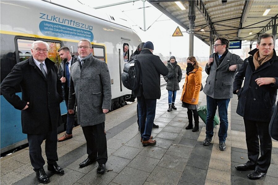 Bundespräsident Steinmeier trifft in Freiberg ein - Bei seiner Ankunft auf dem Bahnhof von Freiberg wurde Bundespräsident Frank-Walter Steinmeier (links) von Oberbürgermeister Sven Krüger (parteilos) begrüßt. 