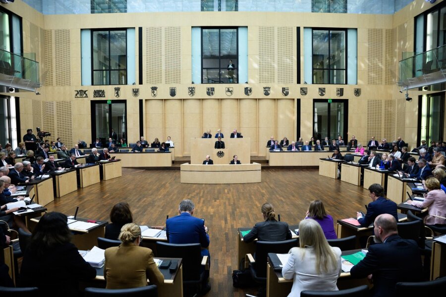 Bundesrat billigt Aufbau eines Wasserstoff-Kernnetzes - Mona Neubaur während ihrer Rede im Deutschen Bundesrat.