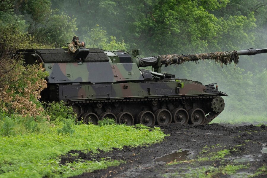 Bundesregierung erlaubt Ukraine Waffeneinsatz in Russland - Eine deutsche Panzerhaubitze 2000 der ukrainischen Armee steht an der Frontlinie in der Nähe von Bachmut.