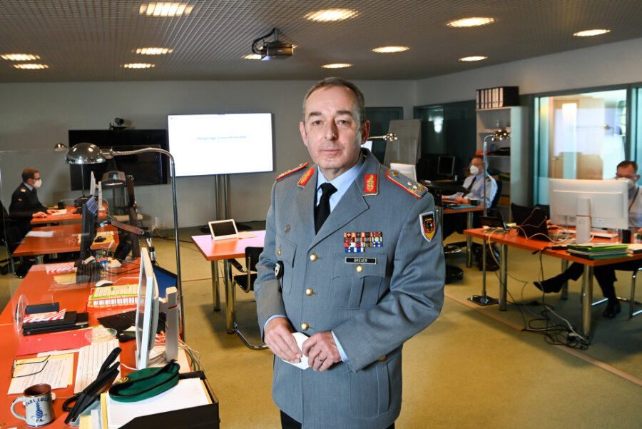 Generalmajor Carsten Breuer, Leiter des Corona-Krisenstabs, steht im Corona-Krisenstab im Bundeskanzleramt. 