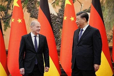 Bundesregierung ringt um den Umgang mit China - Bundeskanzler Olaf Scholz (links) Anfang November während seiner Kurzvisite bei Chinas Staatschef Xi Jinping in Peking: Für Scholz war es die richtige Reise zum richtigen Zeitpunkt. Kritiker sehen das anders. 