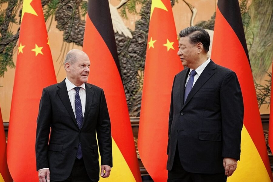 Bundesregierung ringt um den Umgang mit China - Bundeskanzler Olaf Scholz (links) Anfang November während seiner Kurzvisite bei Chinas Staatschef Xi Jinping in Peking: Für Scholz war es die richtige Reise zum richtigen Zeitpunkt. Kritiker sehen das anders. 