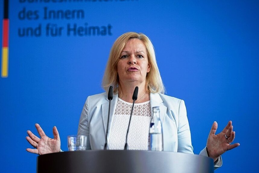 Bundesinnenministerin Nancy Faeser (SPD) stellt nach der Sitzung des Bundeskabinetts am Mittwoch das erste Migrationspaket der Ampel-Regierung vor. Ein weiteres, größeres soll noch folgen. 