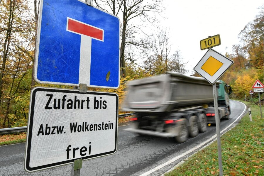 Bundesstraße 101 bei Wolkenstein ab Montag gesperrt - Die Umleitungsbeschilderung steht schon bereit.