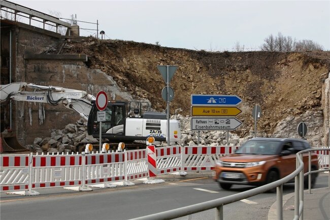 Die Bauarbeiten am Viadukt in Schwarzenberg schränkt den Verkehr auf der B101 bereits ein. Ab Montag ist die Bundesstraße für vier Wochen an der Stelle komplett gesperrt. Foto: Carsten Wagner/Archiv