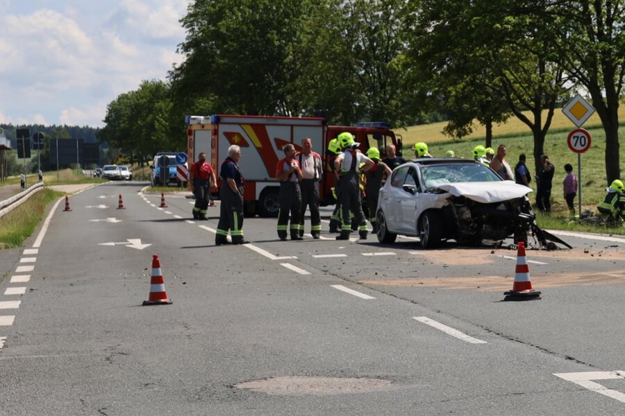 Bundesstraße 93: Wieder Unfall an Kreuzung in Langenweißbach mit drei schwer Verletzten - Auf der Kreuzung der B 93 in Langenweißbach stießen am Samstag zwei Pkw zusammen. Die Kreuzung musste gesperrt werden.