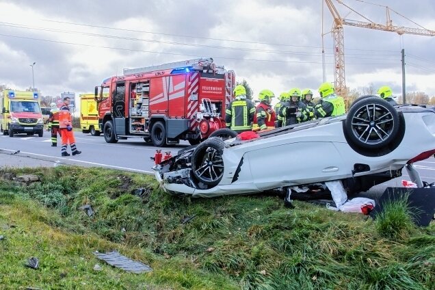 Bundesstraße 95 nach Unfall gesperrt - Eine verletzte Person sowie rund 50.000 Euro Schaden sind das Ergebnis dieses Unfalls. 