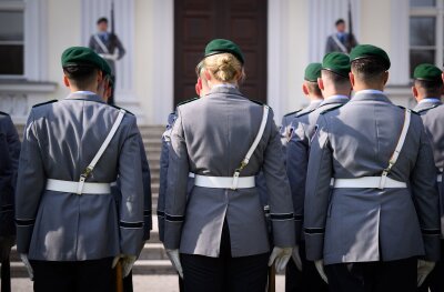 Bundestag beschließt jährlichen Nationalen Veteranentag - Soldaten der Ehrenformation der Bundeswehr vorm Schloss Bellevue. Künftig findet in Deutschland jeweils am 15. Juni der Nationale Veteranentag statt.