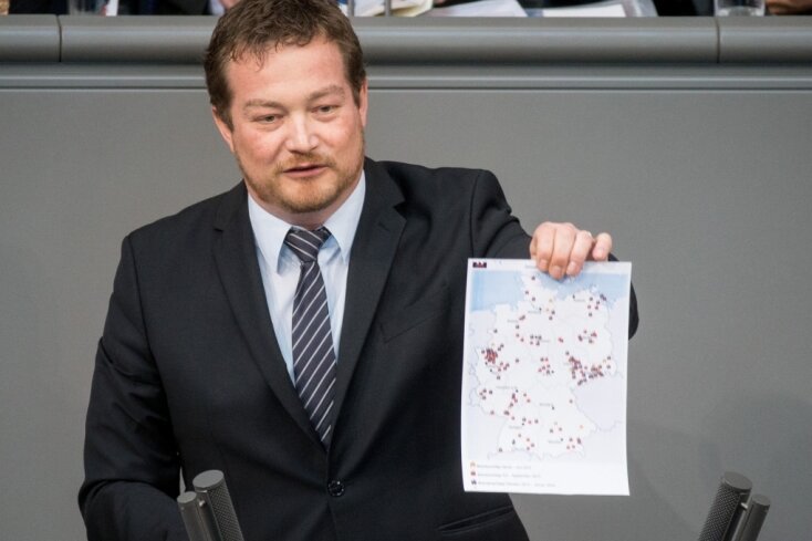 Bundestag: Sachsens Führung am Pranger - Uli Grötsch, Bundestagsabgeordneter der SPD, zeigte im Bundestag eine Deutschlandkarte mit rot gekennzeichneten Orten, in denen es zu rechtsextremen Überfällen kam.