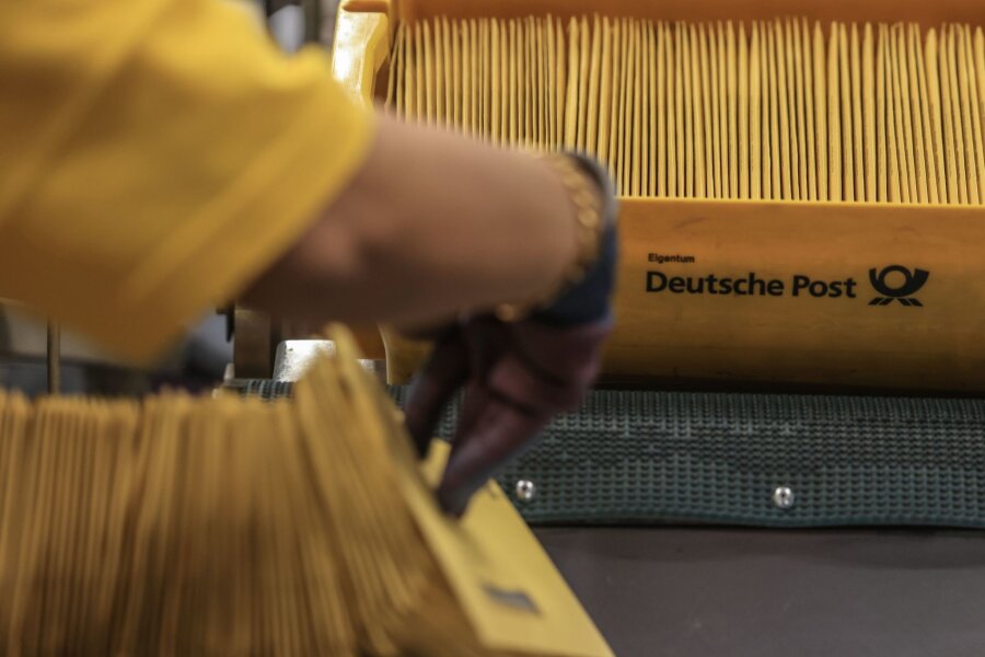 Bundestag sagt Ja zur Postgesetz-Reform - Künftig müssen Briefe an sechs Tagen die Woche zugestellt werden - also auch an Montagen.