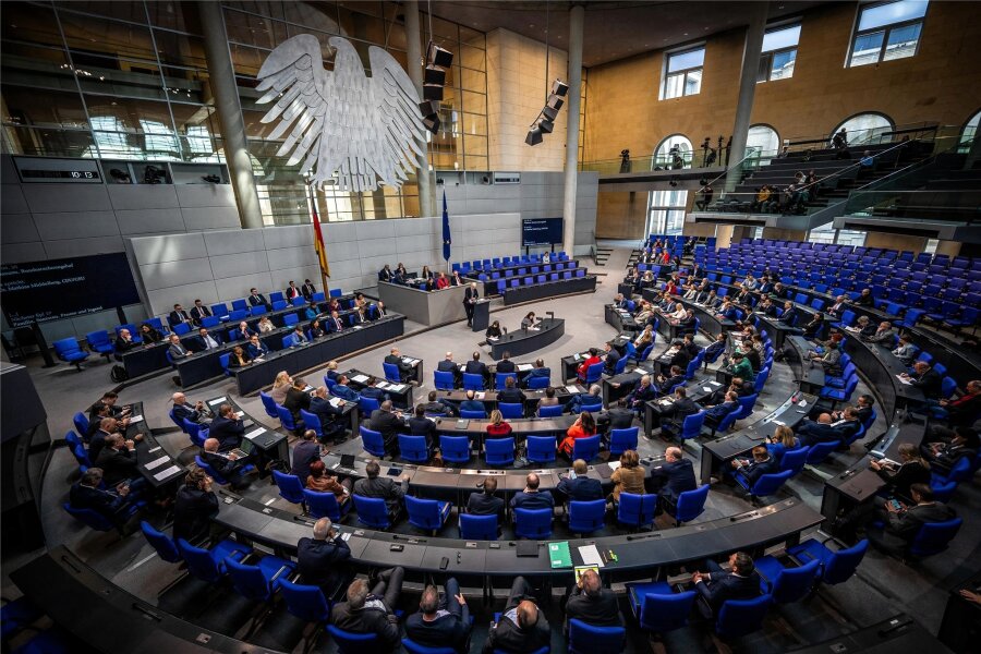 Bundestag verpasst die Aufarbeitung - Der gut gefüllte Plenarsaal des Bundestages in Berlin.