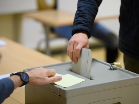 Bundestagswahl 2021: Dorfchemnitz mit AfD-Ergebnis erneut rekordverdächtig -             Ein Wähler wirft bei der Stimmabgabe zur Bundestagswahl im Wahllokal seinen Stimmzettel in eine Wahlurne.