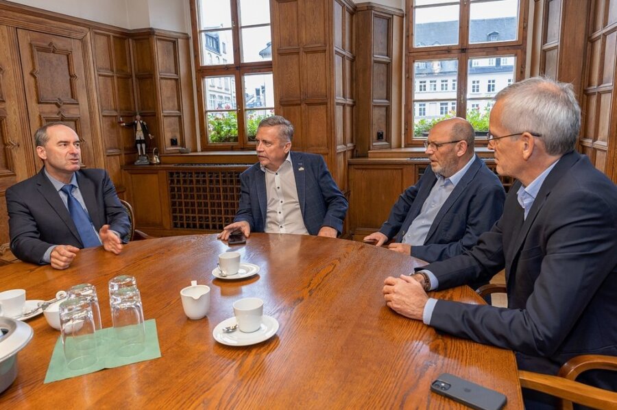 Hubert Aiwanger, Rolf Schmidt, Andreas Schmiedel und Thomas Weidinger (v. l.) in der Kreisstadt beim Gedankenaustausch. 