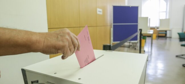 Im Sofort-Wahllokal im Rathaus können Einwohnerinnen und Einwohner seit Montag ihre Stimme für die Bundestagswahl abgeben. Die Stadtverwaltung rät angesichts der Pandemie jedoch, die Briefwahl zu nutzen. 