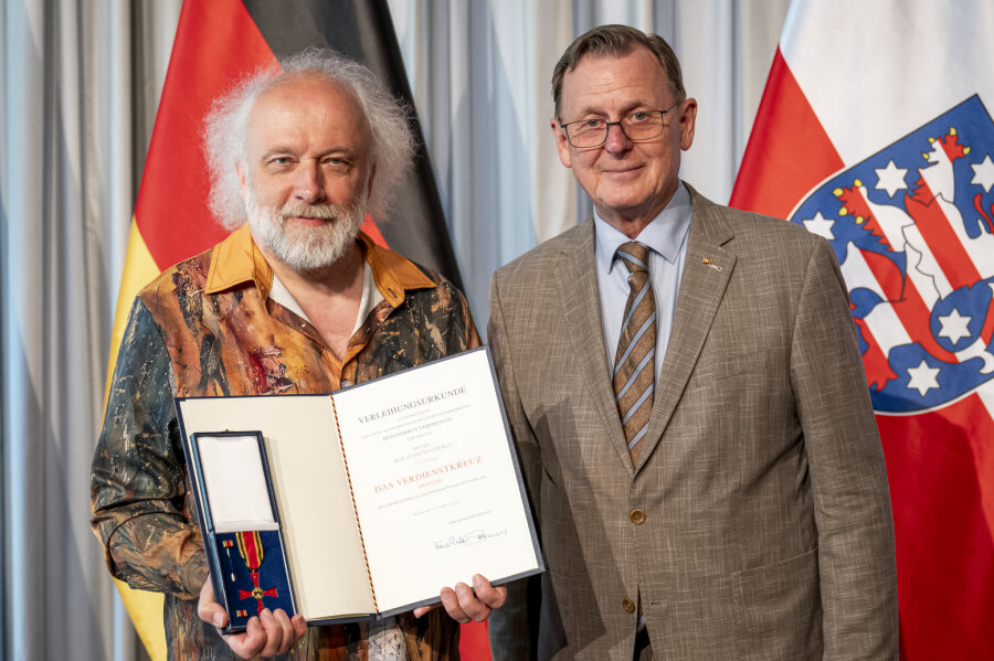 Bundesverdienstkreuz für Programmchef des  Rudolstadt-Festivals -  Bernhard Hanneken bekam am Mittwoch die höchste deutsche Auszeichnung für Verdienste am Gemeinwohl von Thüringens Ministerpräsident Bodo Ramelow.